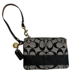 👜 Coach Wristlet